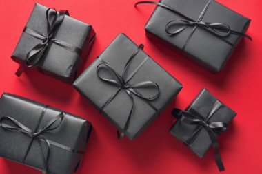 Renk arkaplanında siyah hediye kutuları