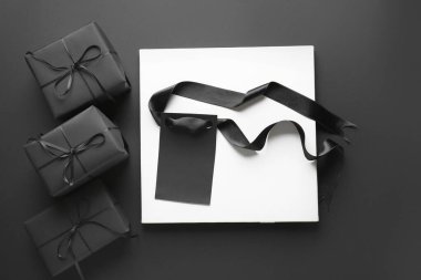 Siyah hediye kutuları, koyu arkaplanda etiket ve kart