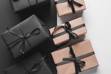 Siyah beyaz arkaplanda hediye kutuları