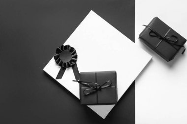 Hediye kutuları, kurdele rozeti ve siyah beyaz arka plan kartı