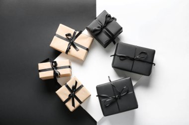 Siyah beyaz arkaplanda hediye kutuları