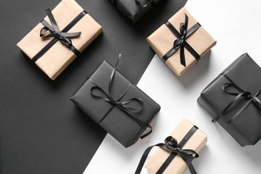 Siyah beyaz arkaplanda hediye kutuları