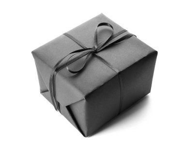 Beyaz arkaplanda siyah hediye kutusu