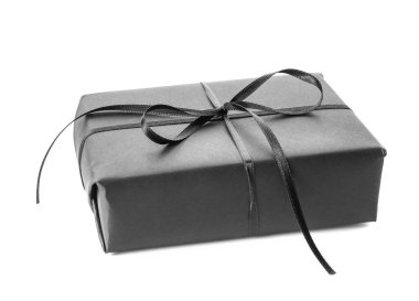 Beyaz arkaplanda siyah hediye kutusu