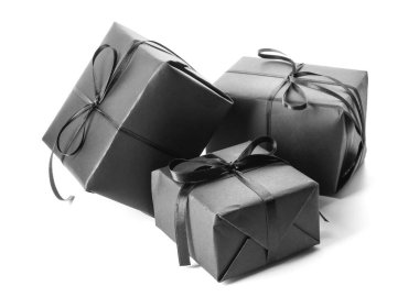Beyaz arkaplanda siyah hediye kutuları
