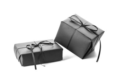 Beyaz arkaplanda siyah hediye kutuları