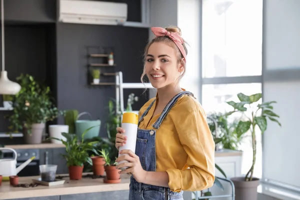 Giovane Donna Con Deodorante Ambienti Casa — Foto Stock