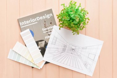 Ev planı, renk paletleri ve ahşap arkaplan üzerine dergi