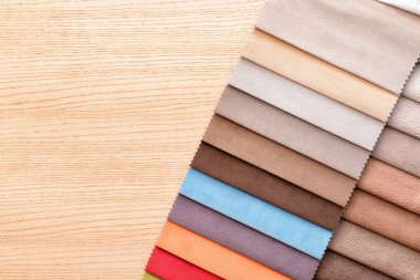 Ahşap arkaplanda kumaş örnekleri