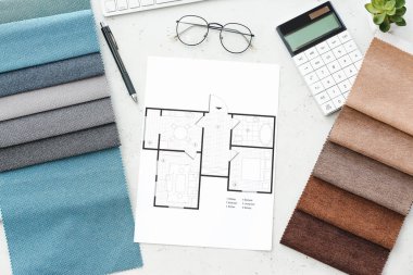 Işık arkaplanındaki ev planı ve kumaş örnekleri