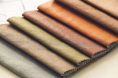 Işık arkaplanındaki kumaş örnekleri, yakın plan