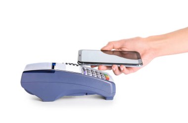 Beyaz arka planda cep telefonu ve ödeme terminali olan bir kadın.