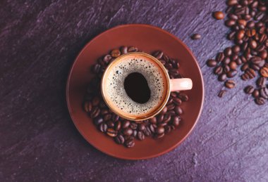 Koyu arkaplanda bir fincan lezzetli sıcak kahve.