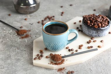 Arka planda bir fincan lezzetli sıcak kahve.