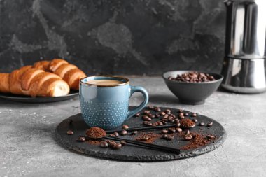 Arka planda bir fincan lezzetli sıcak kahve.