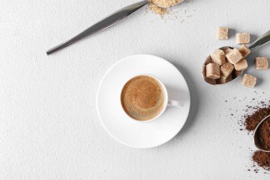 Hafif arka planda bir fincan lezzetli sıcak kahve.