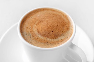 Bir fincan lezzetli sıcak kahve, yakın plan.