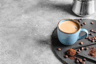 Arka planda bir fincan lezzetli sıcak kahve.