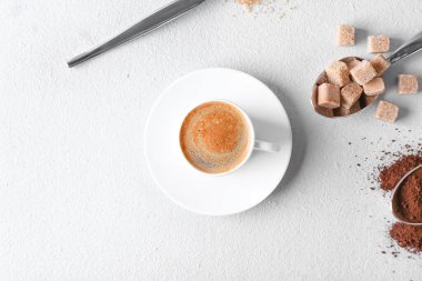 Hafif arka planda bir fincan lezzetli sıcak kahve.