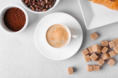 Hafif arka planda bir fincan sıcak kahveli kompozisyon