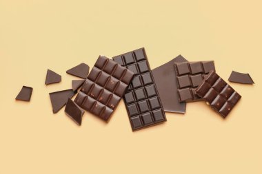 Renk arkaplanında farklı çikolata