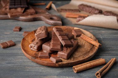 Koyu arkaplanlı çikolata tabağı