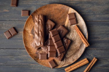 Koyu arkaplanlı çikolata tabağı