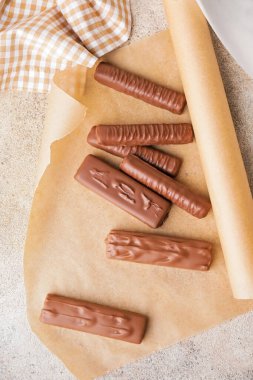 Tatlı çikolatalar masada.