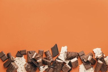 Renk arkaplanında farklı çikolata içeren kompozisyon