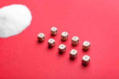 Renk arkaplanındaki SALT ÖLÜM metni bileşimi