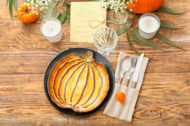 Tahta arka planda Şükran Günü için sofra kurulumu