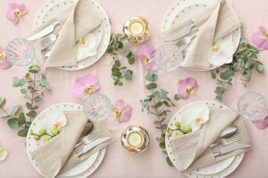 Yemek odasında çok güzel bir masa.