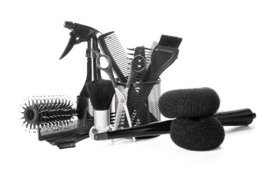 Beyaz arkaplanda kuaför aletleri kümesi