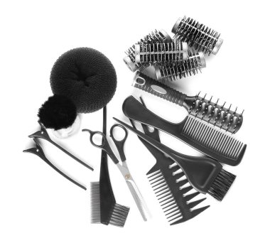 Beyaz arkaplanda kuaför aletleri kümesi