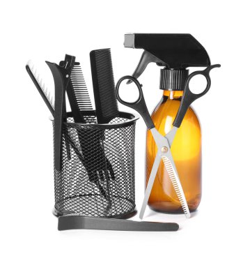 Beyaz arkaplanda kuaför aletleri kümesi