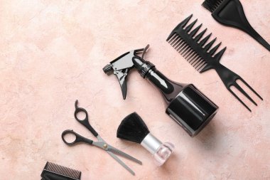 Renk arkaplan üzerinde kuaför araçları kümesi