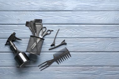 Renkli ahşap arka planda kuaför aletleri