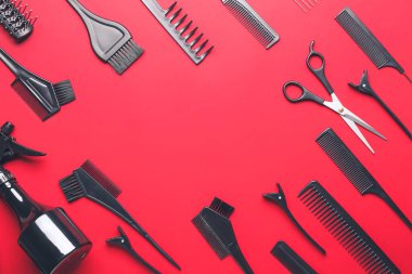 Renkli arka planda kuaför araçlarından yapılmış çerçeve