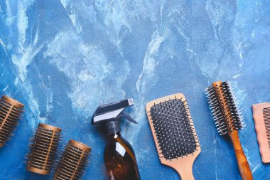 Renk arkaplan üzerinde kuaför araçları kümesi