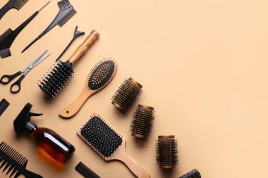 Renk arkaplan üzerinde kuaför araçları kümesi