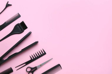 Renk arkaplan üzerinde kuaför araçları kümesi