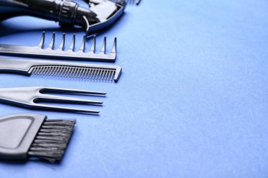 Renk arkaplanı üzerine kuaför araçları kümesi, yakın plan