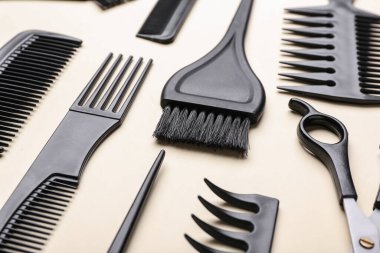 Renk arkaplan üzerinde kuaför araçları kümesi