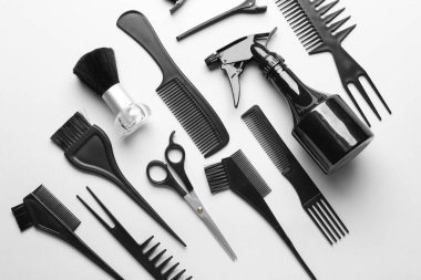 Beyaz arkaplanda kuaför aletleri kümesi