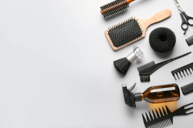 Beyaz arkaplanda kuaför aletleri kümesi