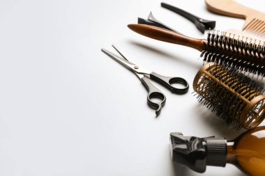 Beyaz arkaplanda kuaför aletleri kümesi
