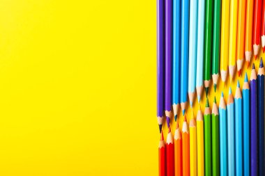 Renkli arkaplanda renkli kalemler kümesi