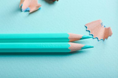 Renk arkaplanındaki kalemler ve talaşlar