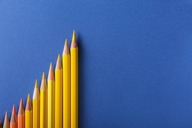 Renk arkaplanındaki kalemlerle kompozisyon