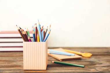 Masanın üzerinde renkli kalemler olan tutucu